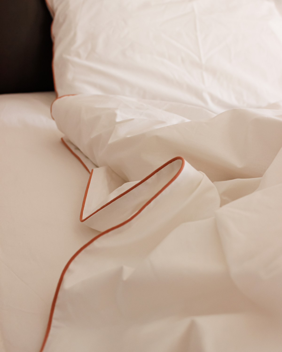 Classic Percale - Core Bedding Set - White with Peach Piped Edge